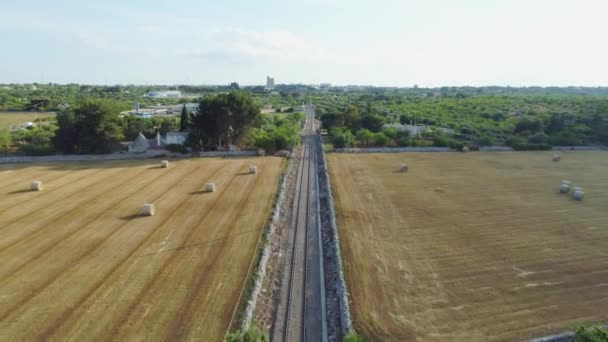 El ferrocarril en el campo Drone vuelo 4k — Vídeo de stock