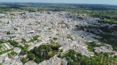 Trulli şehir Alberobello Apulia İtalya dron 4k uçuş