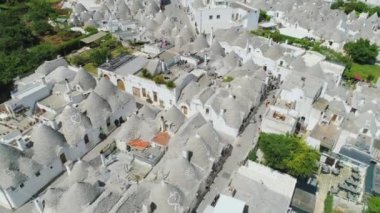 Trulli şehir Alberobello Apulia İtalya dron 4k uçuş