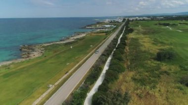 Araba İtalya Drone uçuş 4k deniz kıyısına yakın