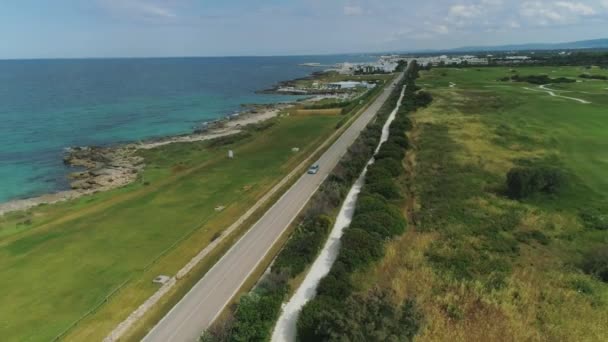 Το αυτοκίνητο κοντά στην ακτή της θάλασσας στην πτήση Drone Ιταλία 4k — Αρχείο Βίντεο