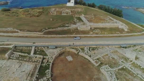 Το αυτοκίνητο κοντά στην ακτή της θάλασσας στην πτήση Drone Ιταλία 4k — Αρχείο Βίντεο