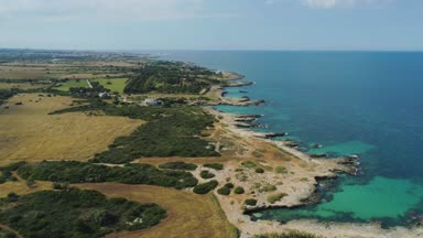 Mavi plaj satır dron 4k uçuş İtalya