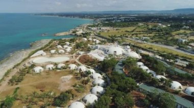 Whie binalar mavi çizgi dron 4 k uçuş İtalya plaj