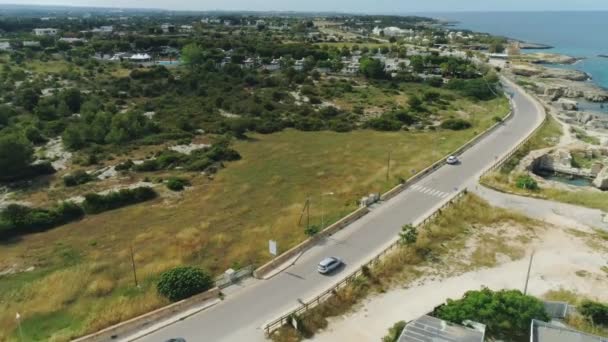 Jazdy samochodem w pobliżu wybrzeża Morza w locie Drone Włochy 4k — Wideo stockowe