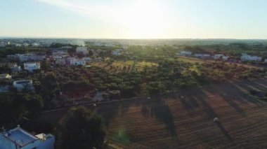 İtalya Drone uçuş 4k Apulia yakınındaki günbatımı