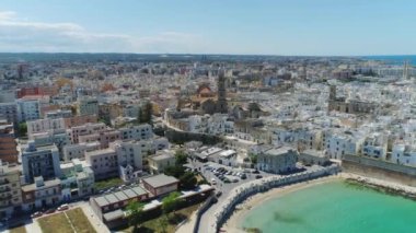 Beyaz Şehir tekel ve İtalya Drone uçuş 4k mavi deniz Sahili