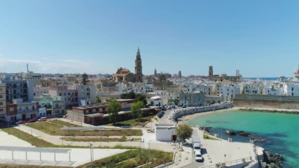 Białe miasta monopol i linia brzegowa morze niebieski w locie Drone Włochy 4k — Wideo stockowe