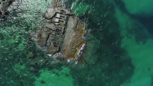Witte stad monopolie en blauwe zee kust in Italië Drone vlucht 4k — Stockvideo