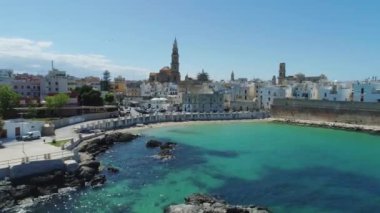 Beyaz Şehir tekel ve İtalya Drone uçuş 4k mavi deniz Sahili