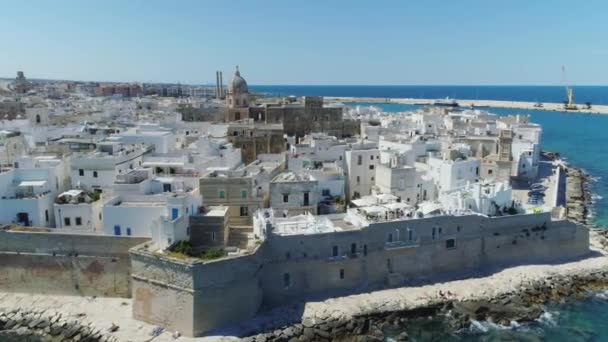 Ciudad blanca Monopolio y costa azul del mar en Italia Vuelo drone 4k — Vídeos de Stock