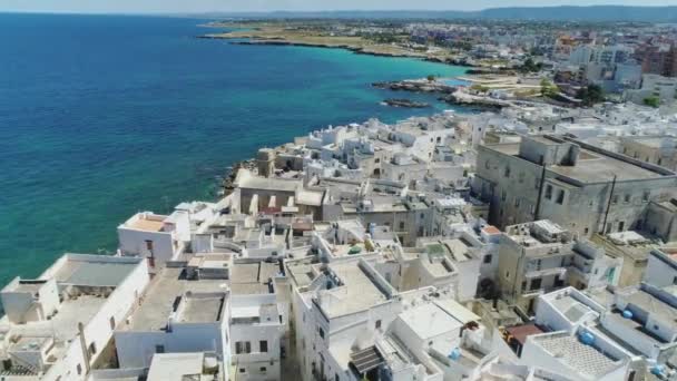 Witte stad monopolie en blauwe zee kust in Italië Drone vlucht 4k — Stockvideo