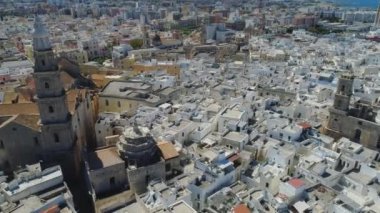 Tarihi şehir nea mavi deniz kıyı şeridi ve beyaz historicalhouses ve İtalya dron kilisede