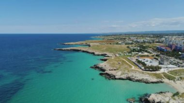 Beyaz Şehir tekel ve İtalya Drone uçuş 4k mavi deniz Sahili