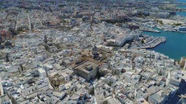 Eski kilisede tekel ve İtalya Drone uçuş 4k mavi deniz Sahili