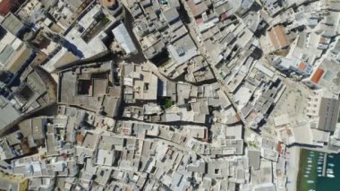 Beyaz Şehir tekel ve İtalya Drone uçuş 4k mavi deniz Sahili
