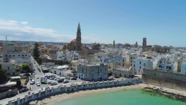 Ciudad blanca Monopolio y costa azul del mar en Italia Vuelo drone 4k — Vídeos de Stock