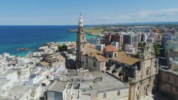 Igreja Velha em Monopólio e costa azul do mar na Itália Voo Drone 4k — Vídeo de Stock