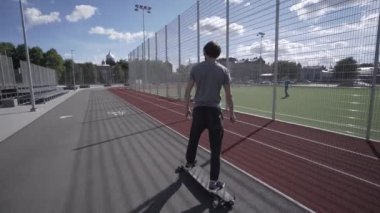 Kırmızı spor Stadyumu Bahçesi ile elektrik Longboard yaz yolculuk