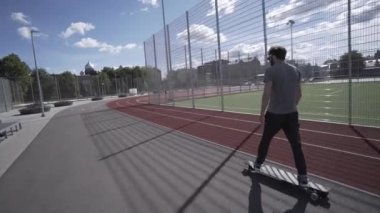 Kırmızı spor Stadyumu Bahçesi ile elektrik Longboard yaz yolculuk