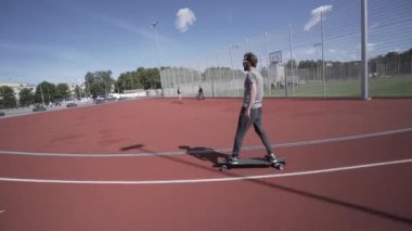 Kırmızı spor Stadyumu Bahçesi ile elektrik Longboard yaz yolculuk