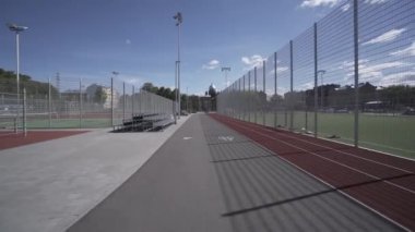 Kırmızı spor Stadyumu Bahçesi ile elektrik Longboard yaz yolculuk