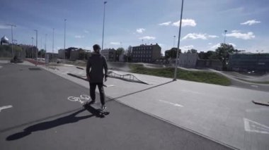 Elektrik Longboard adam kazak ve şapka kırmızı spor Stadyumu Bahçesi ile binmek