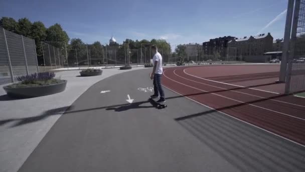 Longboarding Com Motor Rlrctric Homem Unidade Verão Cidade Estádio Stedicam — Vídeo de Stock