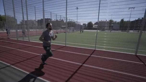 Fitness Man executado no modelo de estádio vermelho verão correndo — Vídeo de Stock