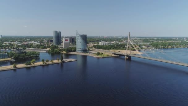 Riga Stadt Schrägseilbrücke Dugava Fluss und il Stadt Drohnenflug Yacht Fähre — Stockvideo