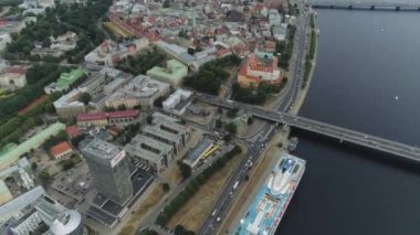 Riga Şehir köprüleri timelapse eski kasaba air uçuş binalar ve araçların daugava Nehri ve Kütüphane ile robot