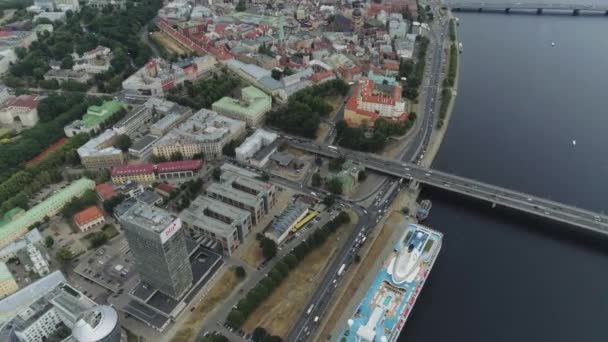 Ciudad de Riga Puentes drone timelapse Ciudad Vieja vuelo aéreo con edificios y coches cerca del río daugava y Biblioteca — Vídeos de Stock