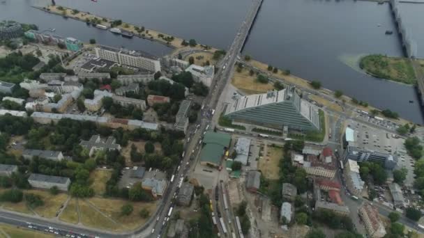 里加城市桥梁无人机 timelapse 老城空中飞行与建筑物和汽车附近的道加瓦河河和图书馆 — 图库视频影像