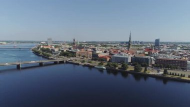 Bina ve araçların daugava Nehri ve Kütüphane ile uçuş eski kasaba hava uçuş Slowmotion Riga Şehir köprüleri robot