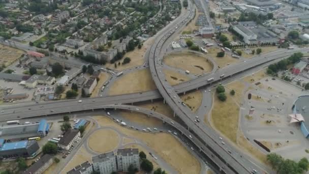 Ciudad de Riga coches tráfico Puentes drone timelapse vuelo aéreo con edificios y coches de conducción — Vídeo de stock