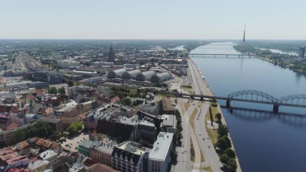 Slowmotion Riga City Ponti drone Volo Volo aereo della città vecchia con edifici e auto vicino al fiume daugava e Biblioteca — Video Stock