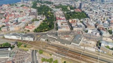 Timelapse yaz şehir sokaklarını güneşli Riga dron, otomobil trafik, dron atış, hareket, dronelapse kasaba