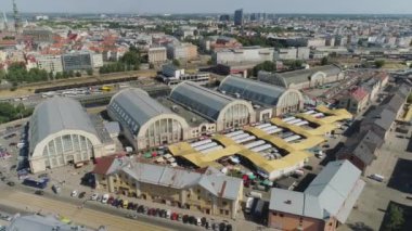 Evleri yaşayan ve yollar ve araçların ile bina Riga Şehir tarihi Europe kent merkezi pazarda Drone uçuş trafiği