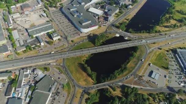 Timelapse City Bridge viadukten soliga Riga Drone, bilar vägtrafik, Drone skott, stad i rörelse, dronelapse — Stockvideo