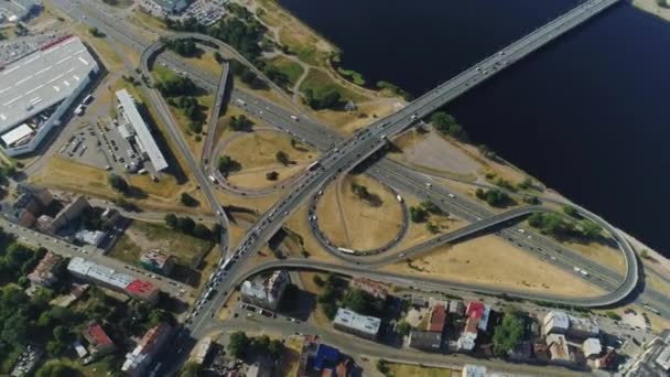 Timelapse City Bridge Viaducto soleado Riga Drone, coches tráfico por carretera, disparo de dron, ciudad en movimiento, dronelapse — Vídeos de Stock