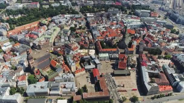 Riga cidade histórica Europa cidade casas de estar e construção com estradas e carros tráfego Drone voo timelapse — Vídeo de Stock