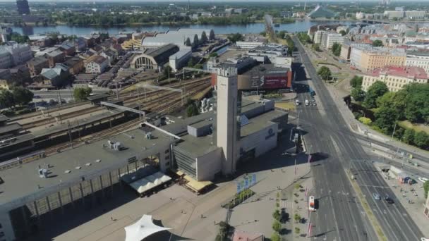 Riga történelmi Európa város élő házak és utak és autók épület a vasútállomás forgalmi Drone repülés — Stock videók