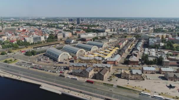 Mercado central en la ciudad de Riga histórica Europa casas y edificios urbanos con tráfico de carreteras y coches Vuelo Drone — Vídeo de stock