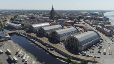 Evleri yaşayan ve yollar ve araçların ile bina Riga Şehir tarihi Europe kent merkezi pazarda Drone uçuş trafiği