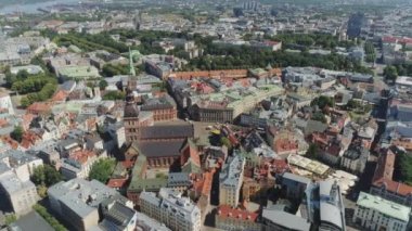 Riga şehir eski şehir binaları evleri ve araçların trafik Drone uçuş yaşayan