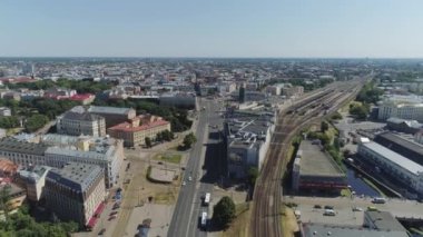 Otomobil trafik hava uçuş yukarıdaki Köprüsü yakınlarında uçuş tren Köprüsü ve raylı yollar Riga Şehir Slowmotion tren ile robot