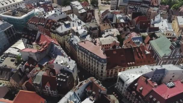 Ρίγα πόλη ιστορική παλιά πόλη και ζουν σπίτια και άλλα κτίρια με δρόμους και αυτοκίνητα της κυκλοφορίας πτήση Drone — Αρχείο Βίντεο