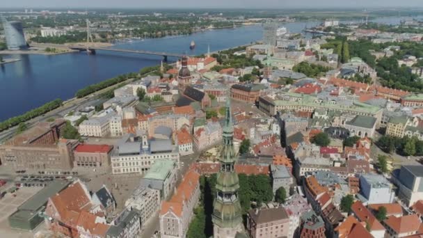 Petera Baznica Cidade de Riga Edifícios da igreja Old Down Town Voo de drone — Vídeo de Stock