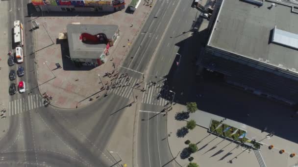 Cruce peatonal en la ciudad de Riga histórica Europa casas de pueblo y edificio con carreteras y coches de tráfico vuelo Drone — Vídeo de stock