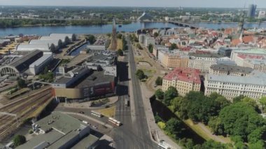 Daugava Nehri şehirdeki evleri yaşayan ve yollar ve araçların ile bina Riga Şehir tarihi Europe Drone uçuş trafiği